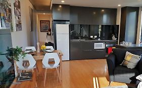 Modern Apartment - Prime Location With Heated Pool - Hosted By Canstay